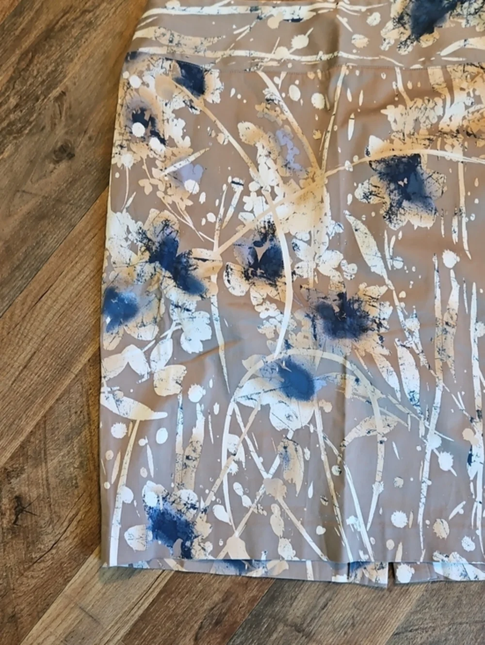 👗Alfani Taupe Floral Pencil Skirt with Navy and White Accents